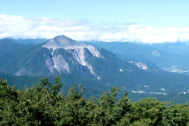 秩父神社の神体山「武甲山」